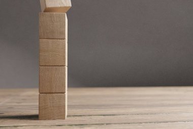 Şekil olarak düzenlenmiş ahşap küp, sembol veya logo oluşturma, iş büyümesi ve yönetim konsepti için modelleme.