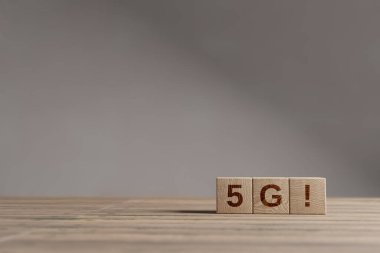 Güzel ahşap bir masada '5G' kısaltmalı ahşap küpler, stüdyo arka planı. Kopyalama alanı ile iş kavramı.