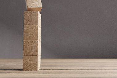 Şekil olarak düzenlenmiş ahşap küp, sembol veya logo oluşturma, iş büyümesi ve yönetim konsepti için modelleme.