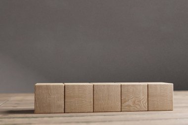 Şekil olarak düzenlenmiş ahşap küp, sembol veya logo oluşturma, iş büyümesi ve yönetim konsepti için modelleme.