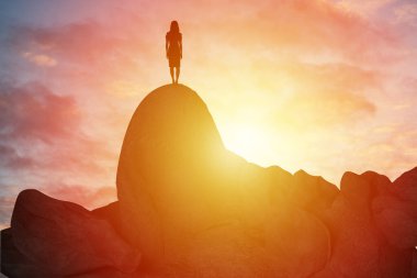 Amacına başarıyla ulaştın, dağdaki siluet. Başarı İş Liderliği, Kazanan üstte. İş sporu ve aktif yaşam tarzı konsepti