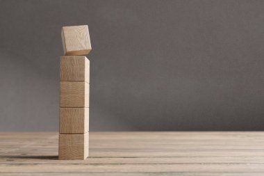 Şekil olarak düzenlenmiş ahşap küp, sembol veya logo oluşturma, iş büyümesi ve yönetim konsepti için modelleme.