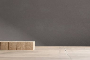 Şekil olarak düzenlenmiş ahşap küp, sembol veya logo oluşturma, iş büyümesi ve yönetim konsepti için modelleme.