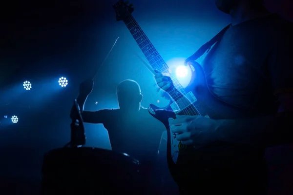 乐队在音乐会期间现场表演 吉他手和鼓手的轮廓 — 图库照片