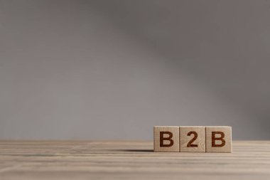 Ahşap küplerin kısaltması 'COO' - 'Operasyon Şefi' güzel ahşap bir masada, stüdyo arka planında. Kopyalama alanı ile iş kavramı.