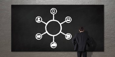 Perakende satış konsepti. Çevrimiçi alışveriş ve müşteri ağı bağlantısı kullanan adam, m-bankacılık 