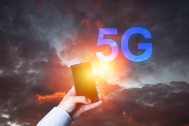 Yeni 5. nesil internet, 5G kablosuz, yüksek hızlı bağlantı çevrimiçi oyun, indirme, çevrimiçi müzik ve akıllı telefon konsepti üzerine filmler.