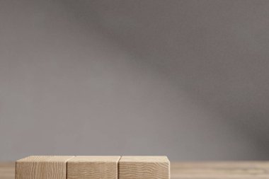 Şekil olarak düzenlenmiş ahşap küp, sembol veya logo oluşturma, iş büyümesi ve yönetim konsepti için modelleme.