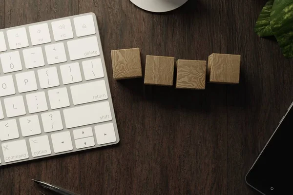 Arbeit Von Hause Aus Schreibtischbüro Mit Tastatur Holzwürfeln Kaffeetasse Und — Stockfoto