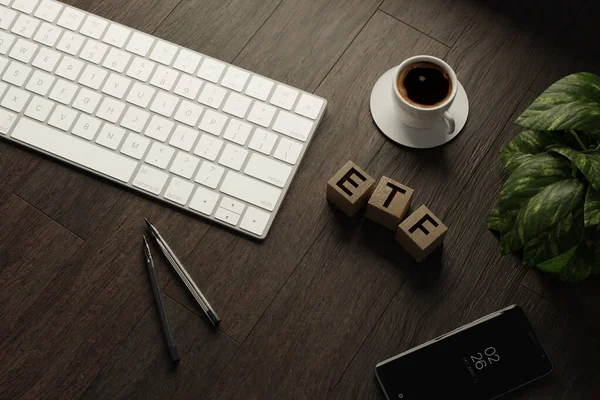Arbeit Von Hause Aus Schreibtischbüro Mit Tastatur Etf Holzwürfeln Kaffeetasse — Stockfoto
