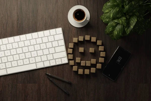 Cubes Bois Avec Illustration Icône Émotion Heureuse Sur Bureau Avec Photos De Stock Libres De Droits