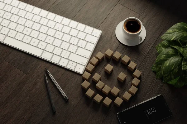 用键盘 智能手机在桌子上展示快乐情感图标的木制立方体 — 图库照片