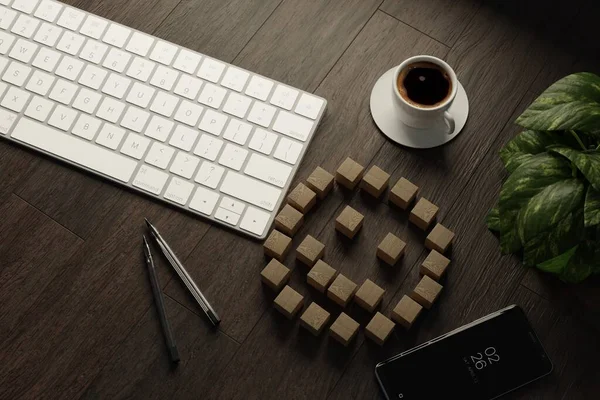 Cubes Bois Avec Illustration Icône Émotion Heureuse Sur Bureau Avec Photo De Stock