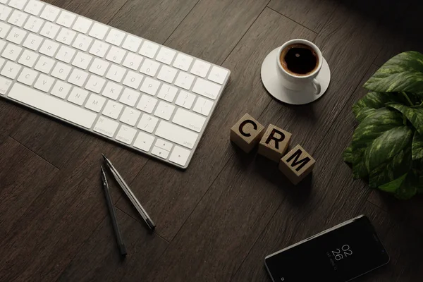 Arbeit Von Hause Aus Schreibtischbüro Mit Tastatur Crm Holzwürfeln Kaffeetasse — Stockfoto