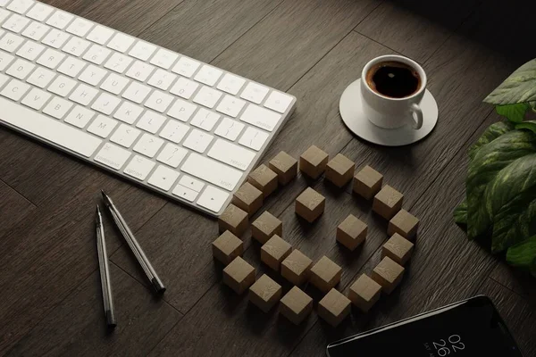 Cubos Madeira Com Ilustração Ícone Emoção Feliz Mesa Com Teclado — Fotografia de Stock