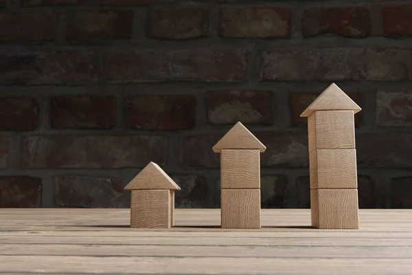 带有木制立方体的房地产投资概念 房屋选择概念 3D渲染 — 图库照片