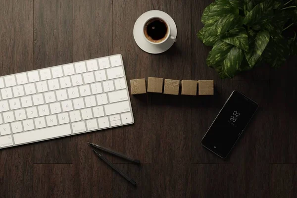 Travailler Maison Bureau Avec Clavier Cubes Bois Vierges Tasse Café — Photo