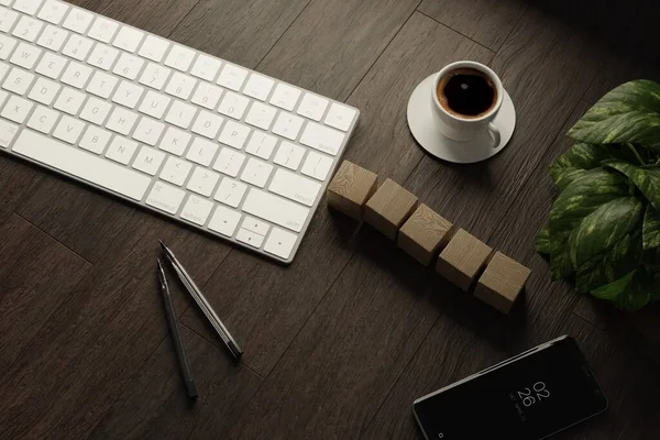 在家工作 写字楼 空白木制立方体 咖啡杯和钢笔放在木桌上 平面放置顶部视图 — 图库照片