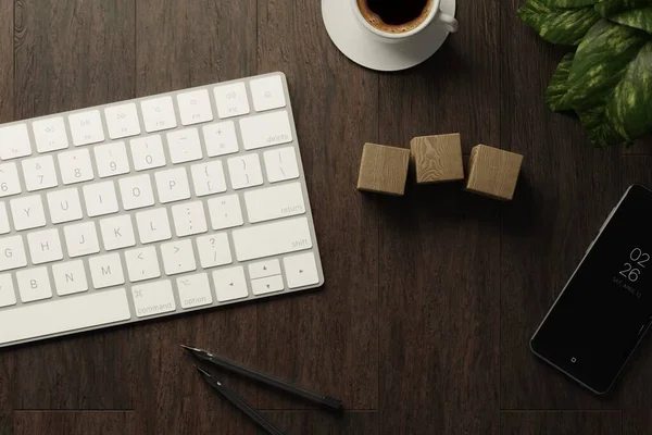 Arbeit Von Hause Aus Schreibtischbüro Mit Tastatur Holzwürfeln Kaffeetasse Und — Stockfoto