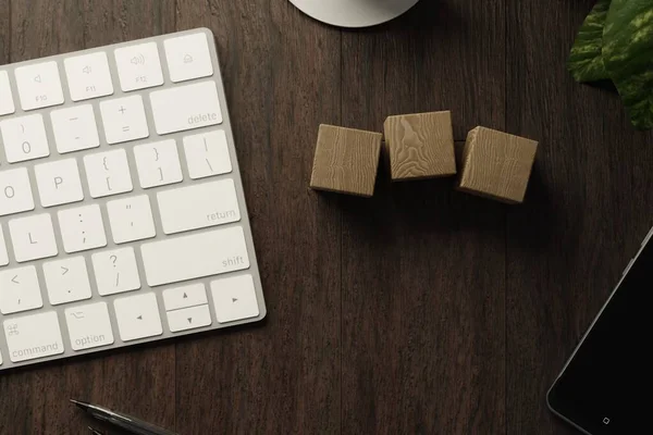 Arbeit Von Hause Aus Schreibtischbüro Mit Tastatur Holzwürfeln Kaffeetasse Und — Stockfoto