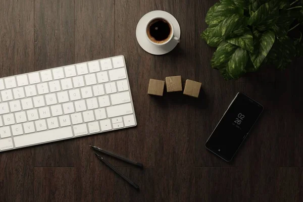 Trabalho Casa Escritório Mesa Com Teclado Cubos Madeira Branco Xícara — Fotografia de Stock