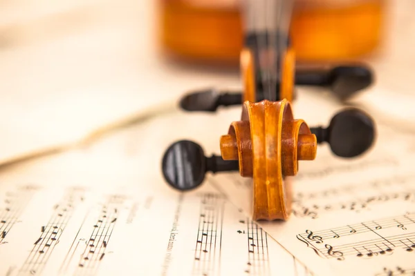 Velho violino deitado na folha de música — Fotografia de Stock