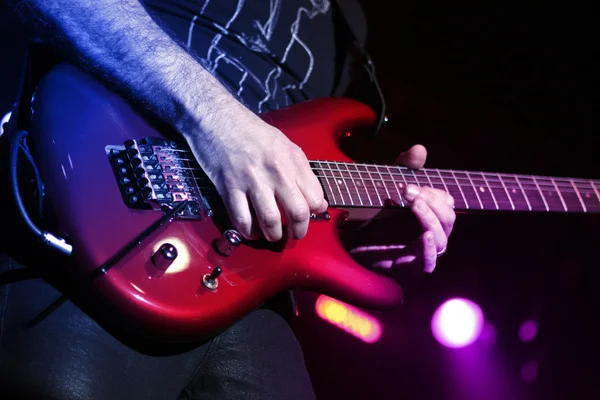 Gitarist met elektrische gitaar — Stockfoto