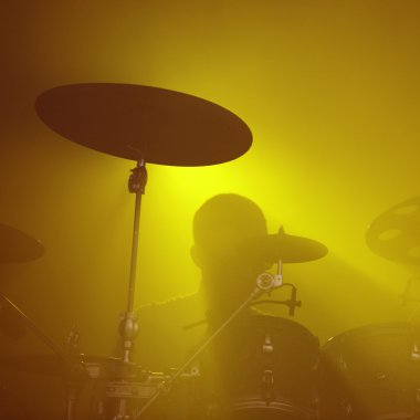 Konserde oynarken davulcu