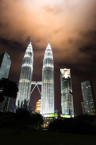 KUALA LUMPUR, MALASIA - 14 DE ENERO: Paisaje nocturno de las Torres Gemelas Petronas —  Fotos de Stock