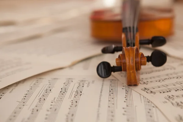 Viejo violín acostado en la hoja de música — Foto de Stock