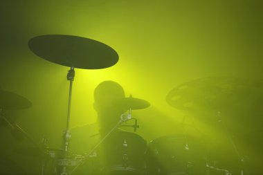 Konserde oynarken davulcu