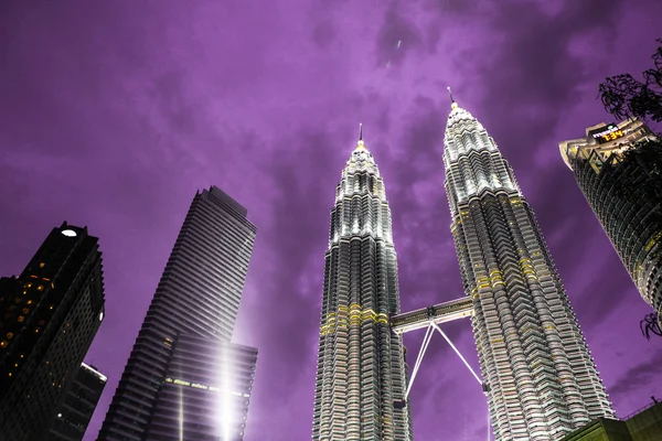 KUALA LUMPUR, MALASIA - 14 DE ENERO: Paisaje nocturno de las Torres Gemelas Petronas —  Fotos de Stock