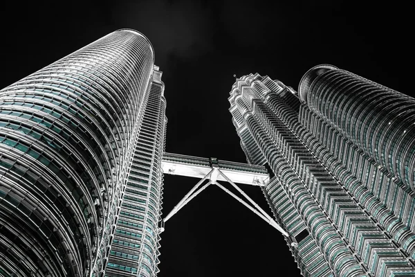 KUALA LUMPUR, MALAISIE - 14 JANVIER : Paysage nocturne des tours jumelles de Petronas — Photo