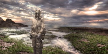 Bir gaz maskesi giyen asker 