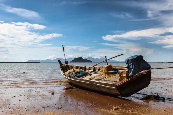 Barca da pesca alla luce del giorno sulla spiaggia — Foto Stock