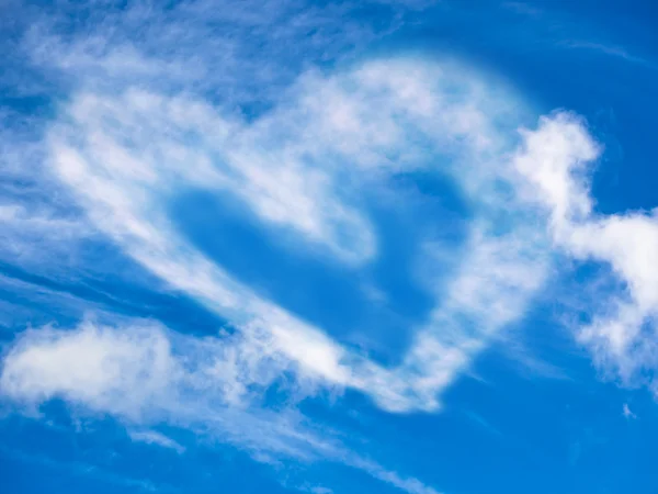 Hjärta i skyn — Stockfoto