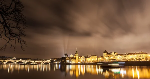 Panoramautsikt på Charles Bridge i Praha – stockfoto