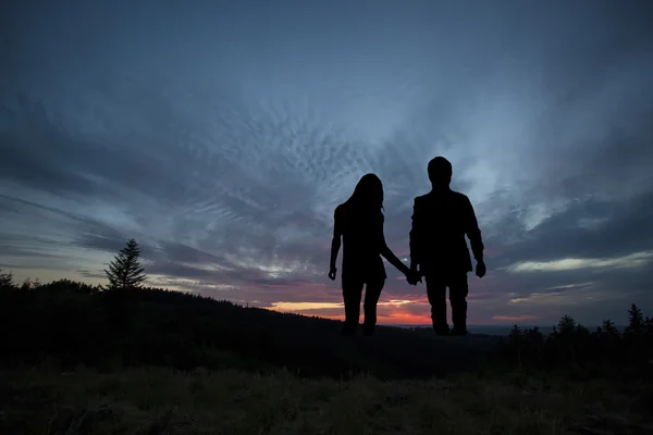 Zwei verliebte Menschen bei Sonnenuntergang — Stockfoto