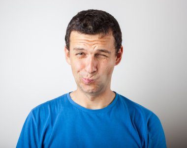 Genç adam duyguları ifade etme