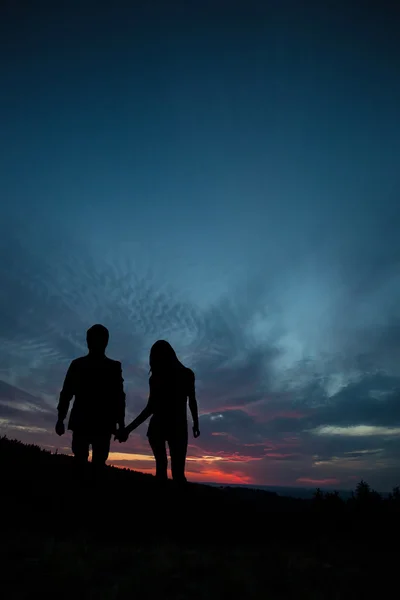 Paar bij zonsondergang — Stockfoto