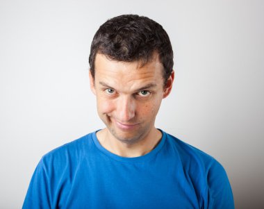 Genç adam duyguları ifade etme