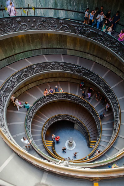 Vaticaan - 24 oktober: Mensen spiraal ga trappen naar beneden in de Vaticaanse musea op 24 oktober 2015 in Vaticaan — Stockfoto