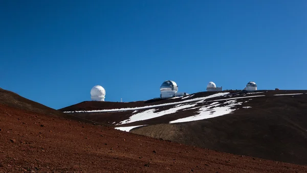 Observatory domes at the peak of Mauna Kea volcano — Stock Photo, Image