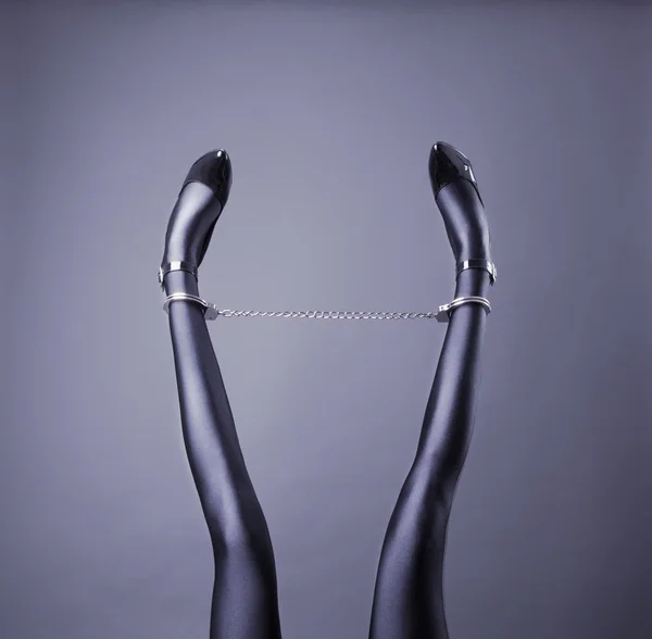 Güzel kadın bacaklar ayak bileği kelepçesi ile — Stok fotoğraf