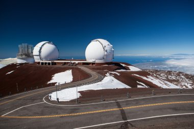 Mauna Kea en yüksek yanardağ, kubbeler Gözlemevi