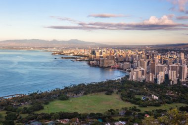 Waikiki beach ve Honolulu Hawaii Diamond Head Trail üzerinden görüntüleyin