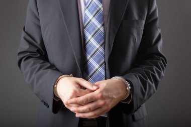 işadamı kelepçeli tutuklandı ve izole