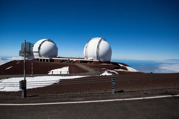 Observatorium koepels op de piek van Mauna Kea-vulkaan — Stockfoto
