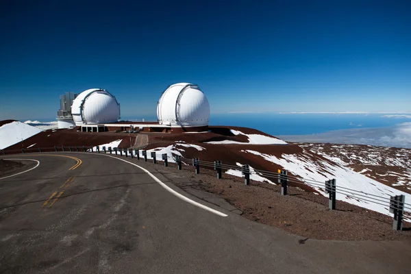 Observatoriet kupoler på toppen av Mauna Kea vulkan — Stockfoto