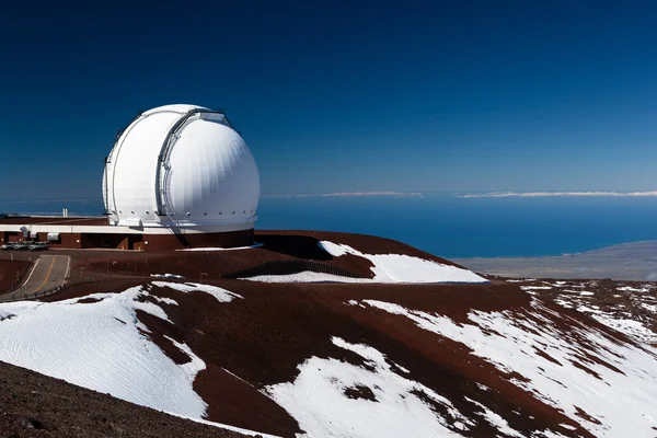 Domos del observatorio en el pico del volcán Mauna Kea — Foto de Stock